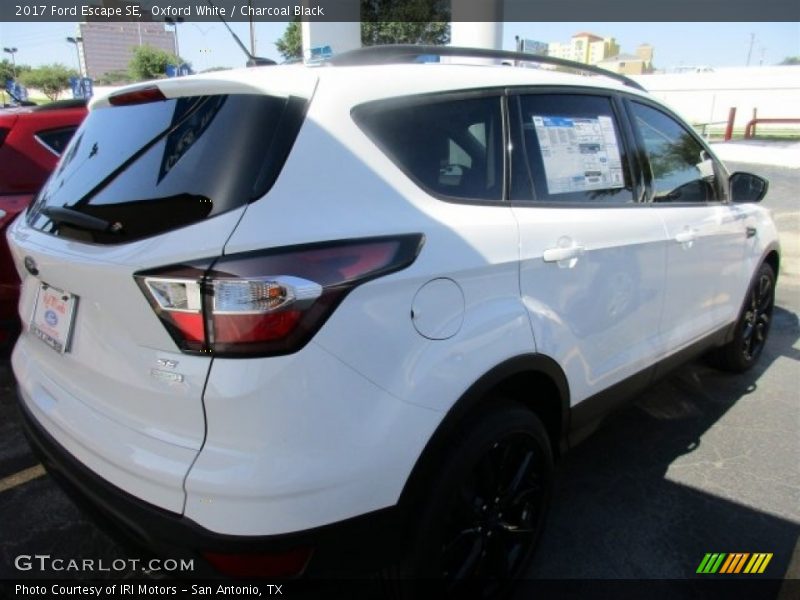 Oxford White / Charcoal Black 2017 Ford Escape SE