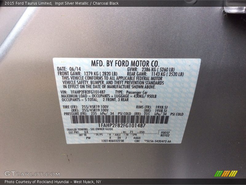 Ingot Silver Metallic / Charcoal Black 2015 Ford Taurus Limited