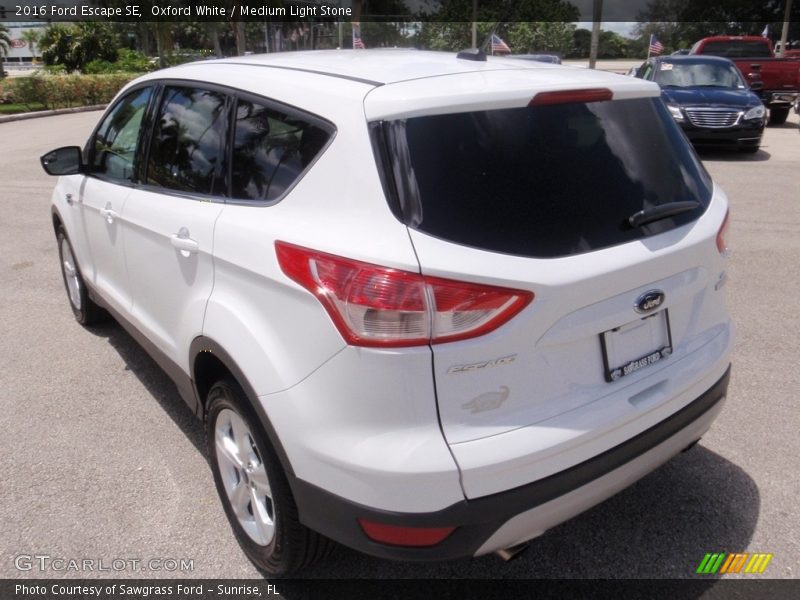 Oxford White / Medium Light Stone 2016 Ford Escape SE