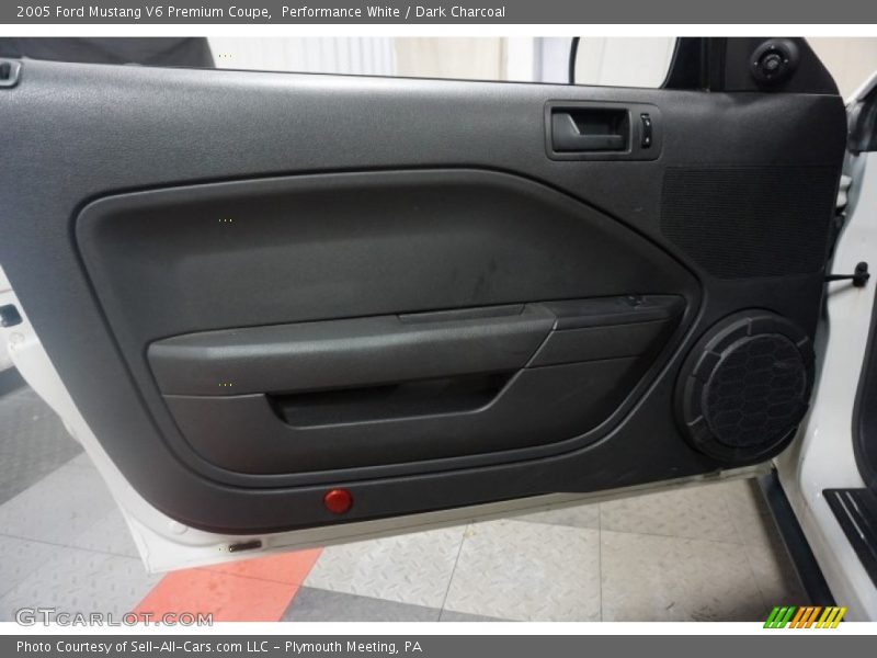 Performance White / Dark Charcoal 2005 Ford Mustang V6 Premium Coupe