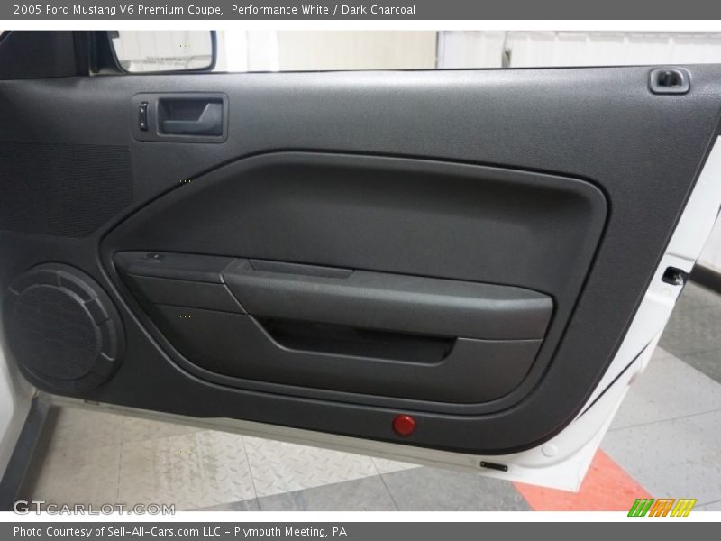 Performance White / Dark Charcoal 2005 Ford Mustang V6 Premium Coupe