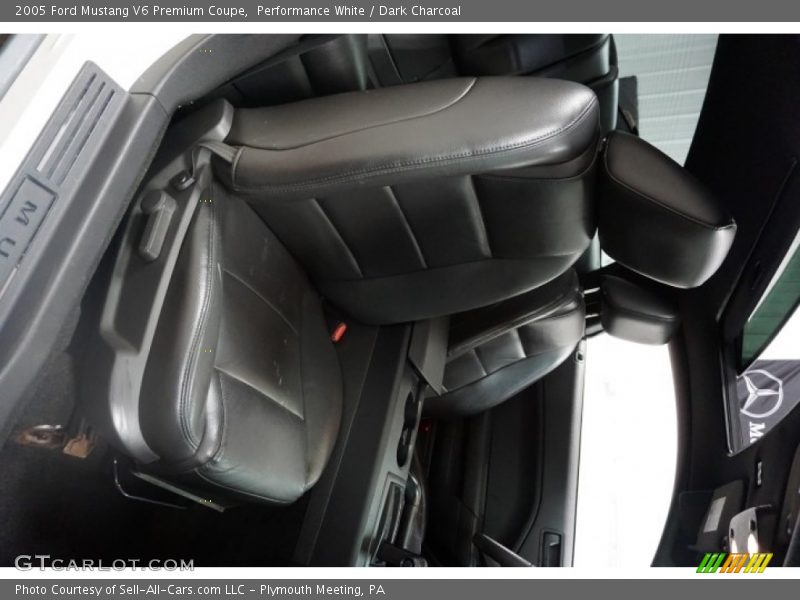 Performance White / Dark Charcoal 2005 Ford Mustang V6 Premium Coupe