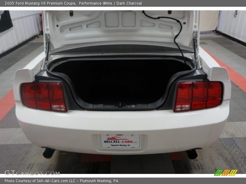 Performance White / Dark Charcoal 2005 Ford Mustang V6 Premium Coupe