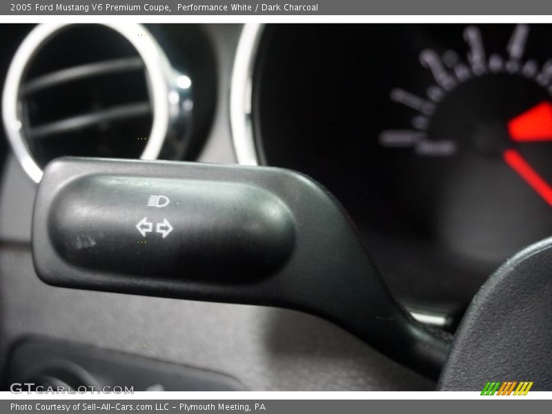 Performance White / Dark Charcoal 2005 Ford Mustang V6 Premium Coupe