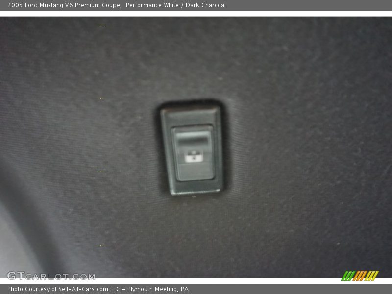 Performance White / Dark Charcoal 2005 Ford Mustang V6 Premium Coupe