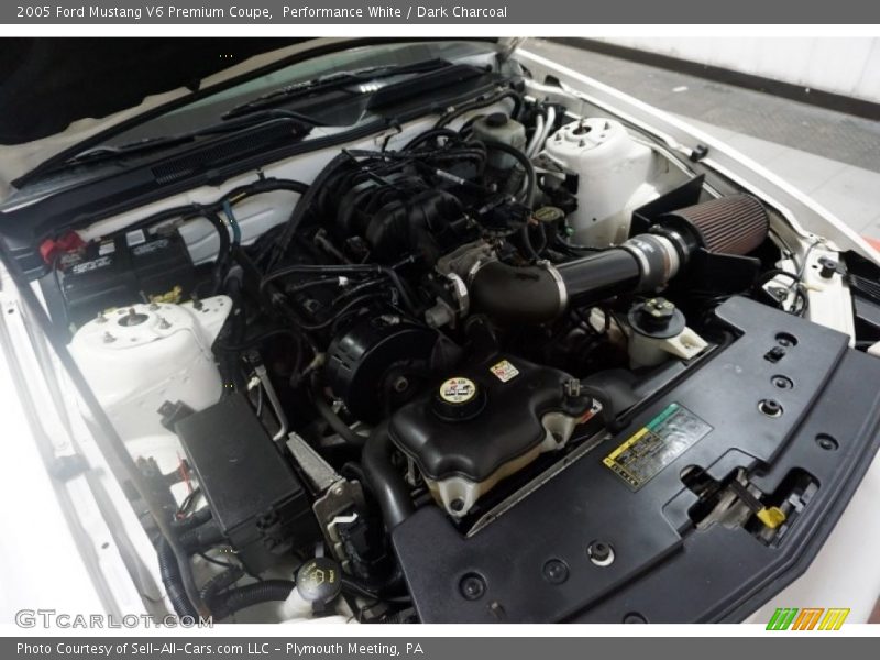 Performance White / Dark Charcoal 2005 Ford Mustang V6 Premium Coupe