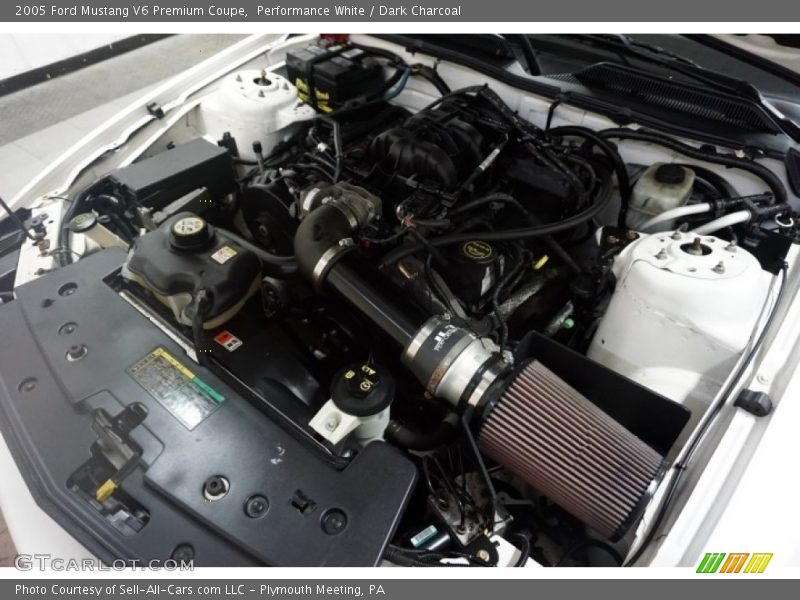 Performance White / Dark Charcoal 2005 Ford Mustang V6 Premium Coupe