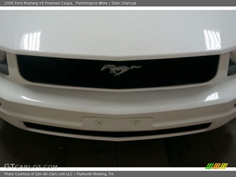 Performance White / Dark Charcoal 2005 Ford Mustang V6 Premium Coupe