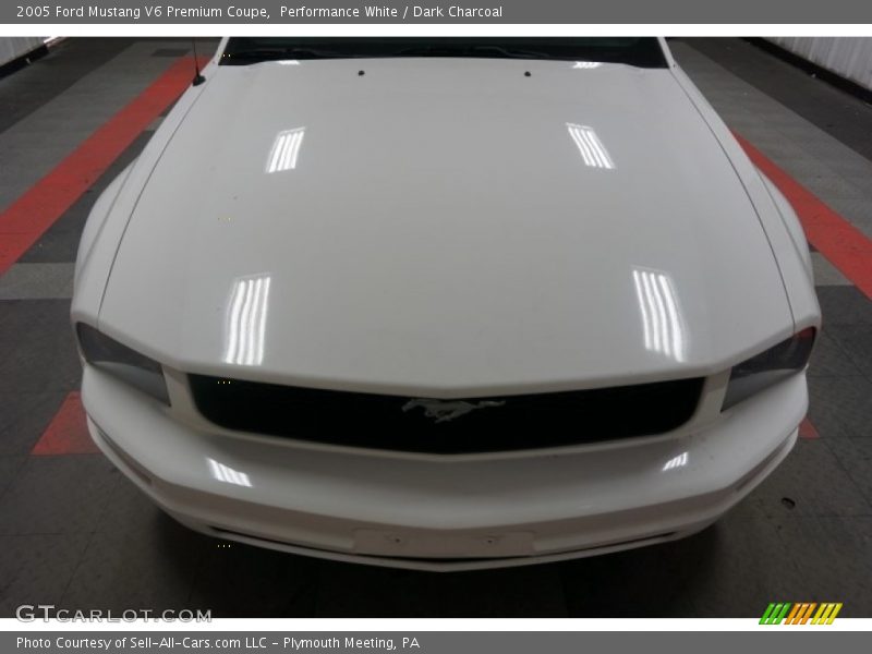 Performance White / Dark Charcoal 2005 Ford Mustang V6 Premium Coupe