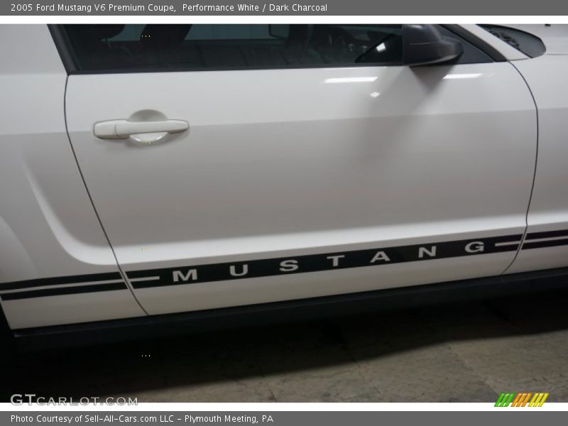 Performance White / Dark Charcoal 2005 Ford Mustang V6 Premium Coupe