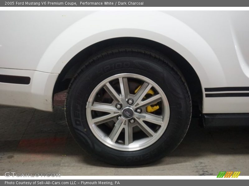Performance White / Dark Charcoal 2005 Ford Mustang V6 Premium Coupe