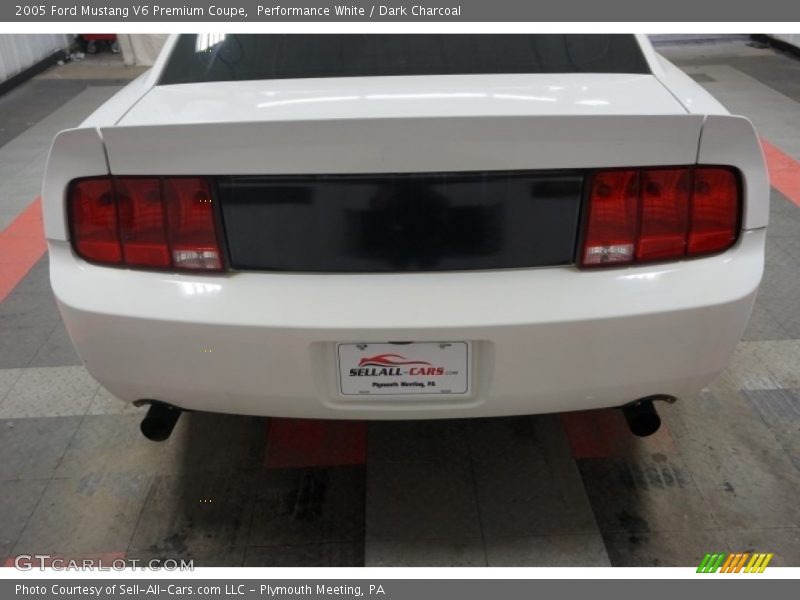 Performance White / Dark Charcoal 2005 Ford Mustang V6 Premium Coupe