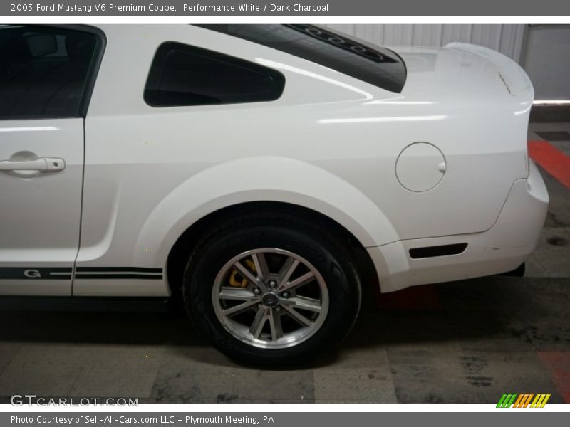Performance White / Dark Charcoal 2005 Ford Mustang V6 Premium Coupe
