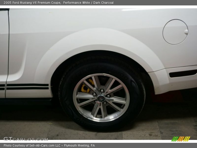 Performance White / Dark Charcoal 2005 Ford Mustang V6 Premium Coupe
