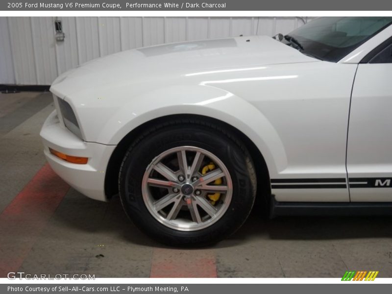 Performance White / Dark Charcoal 2005 Ford Mustang V6 Premium Coupe