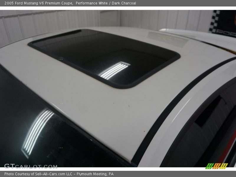 Performance White / Dark Charcoal 2005 Ford Mustang V6 Premium Coupe