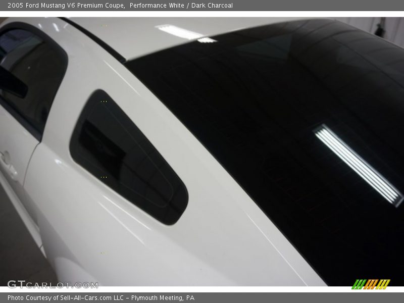 Performance White / Dark Charcoal 2005 Ford Mustang V6 Premium Coupe
