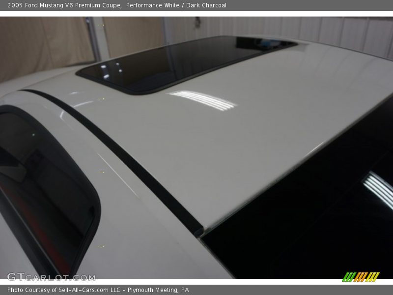 Performance White / Dark Charcoal 2005 Ford Mustang V6 Premium Coupe