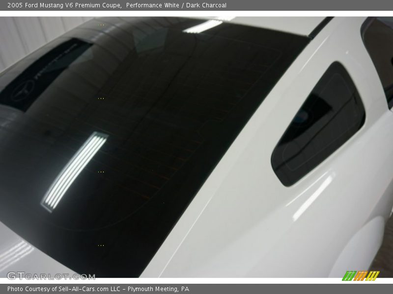 Performance White / Dark Charcoal 2005 Ford Mustang V6 Premium Coupe