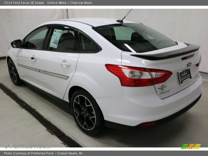 Oxford White / Charcoal Black 2014 Ford Focus SE Sedan