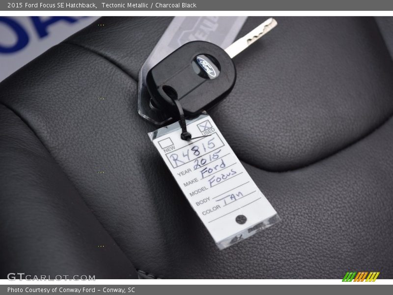 Tectonic Metallic / Charcoal Black 2015 Ford Focus SE Hatchback