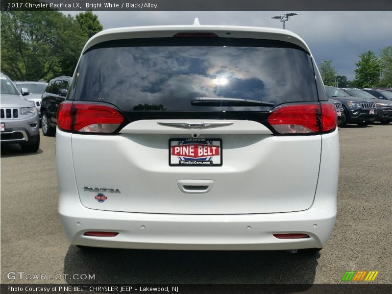 Bright White / Black/Alloy 2017 Chrysler Pacifica LX