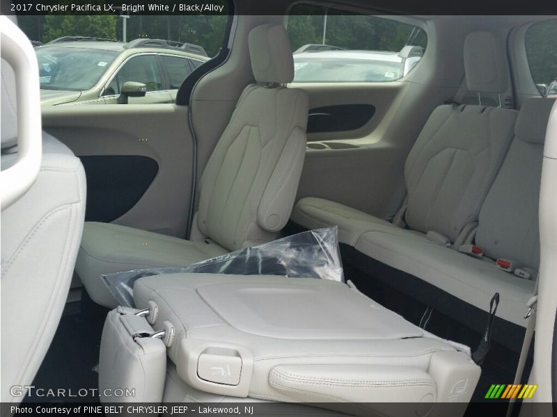 Bright White / Black/Alloy 2017 Chrysler Pacifica LX