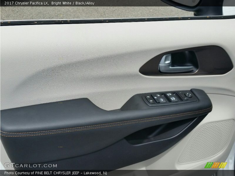 Bright White / Black/Alloy 2017 Chrysler Pacifica LX