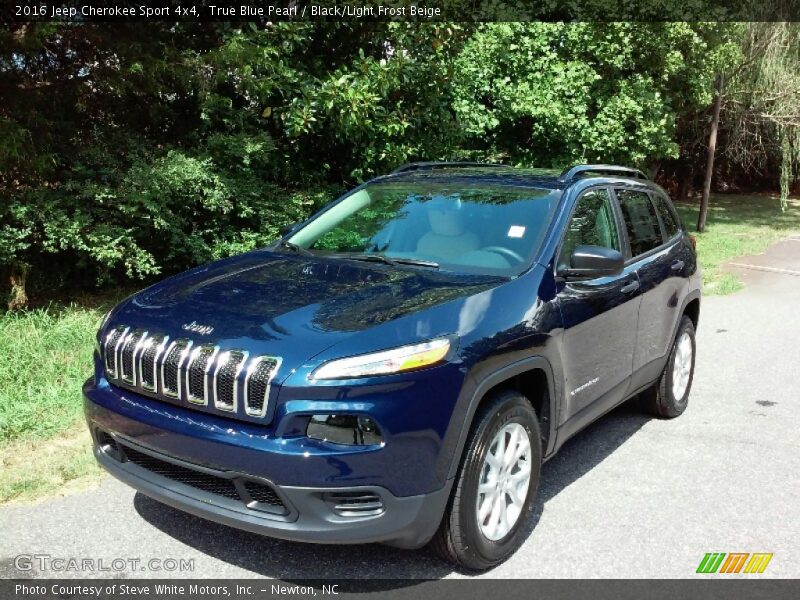 Front 3/4 View of 2016 Cherokee Sport 4x4