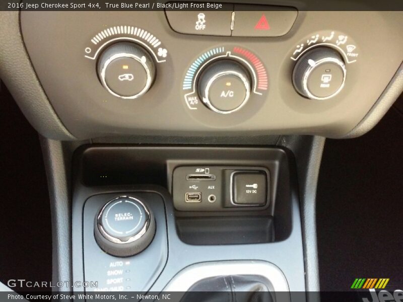 True Blue Pearl / Black/Light Frost Beige 2016 Jeep Cherokee Sport 4x4