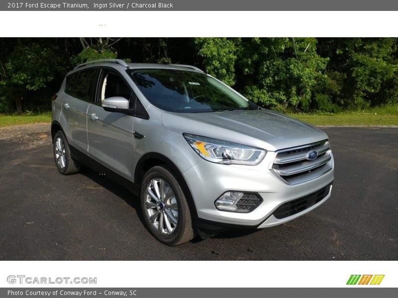 Front 3/4 View of 2017 Escape Titanium