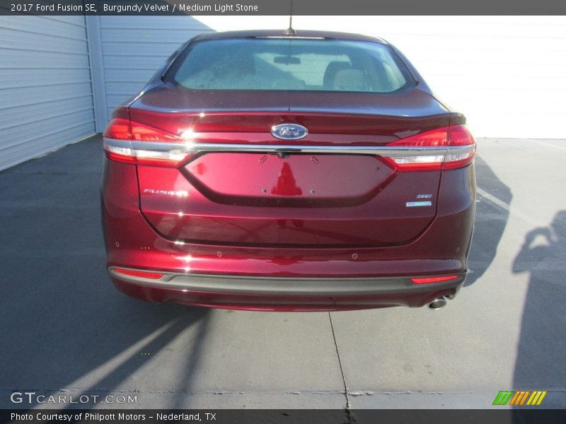Burgundy Velvet / Medium Light Stone 2017 Ford Fusion SE