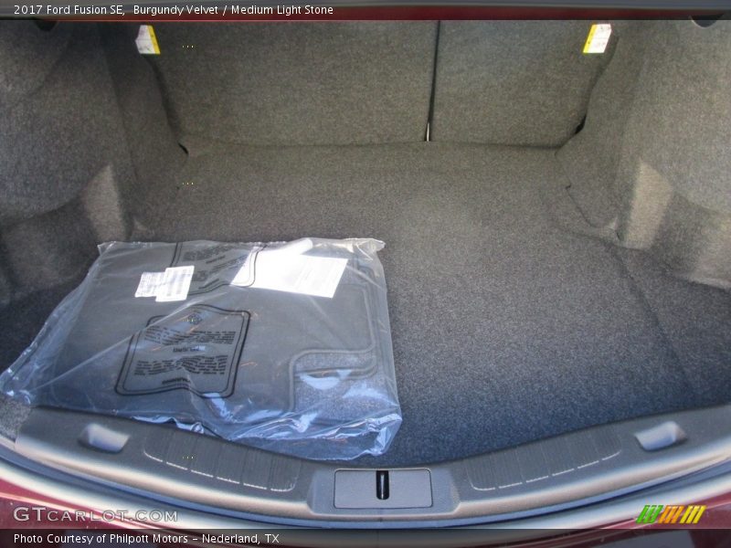 Burgundy Velvet / Medium Light Stone 2017 Ford Fusion SE