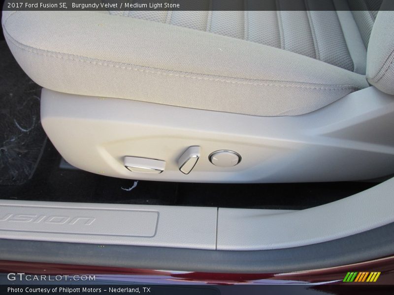 Burgundy Velvet / Medium Light Stone 2017 Ford Fusion SE