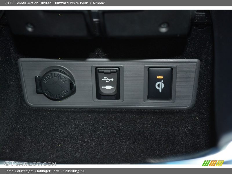 Blizzard White Pearl / Almond 2013 Toyota Avalon Limited