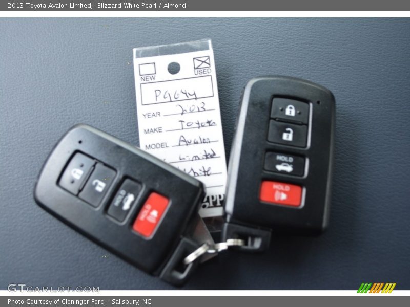 Blizzard White Pearl / Almond 2013 Toyota Avalon Limited