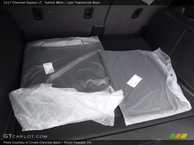 Summit White / Light Titanium/Jet Black 2017 Chevrolet Equinox LT