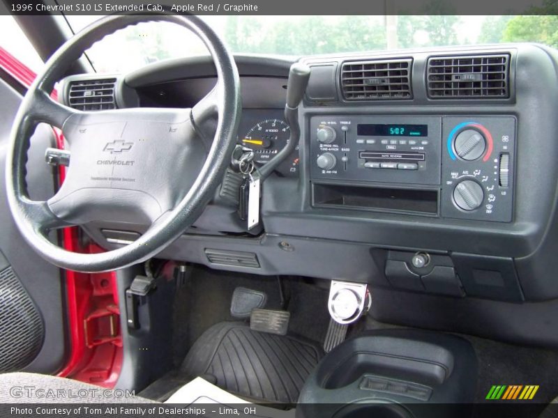 Apple Red / Graphite 1996 Chevrolet S10 LS Extended Cab