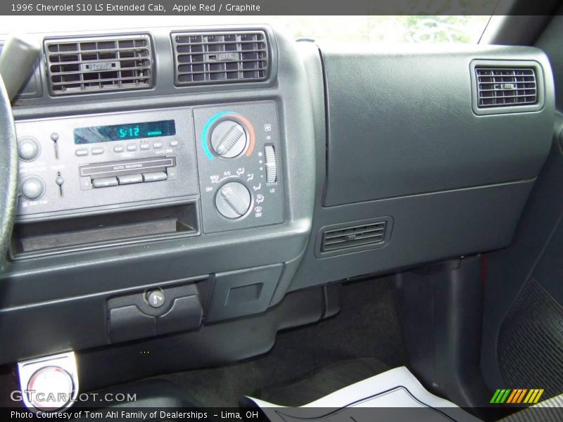 Apple Red / Graphite 1996 Chevrolet S10 LS Extended Cab