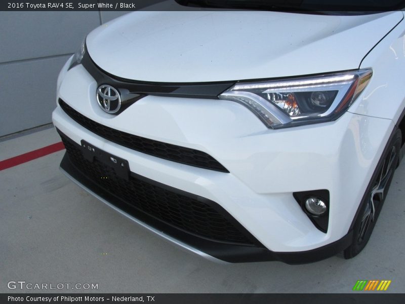 Super White / Black 2016 Toyota RAV4 SE