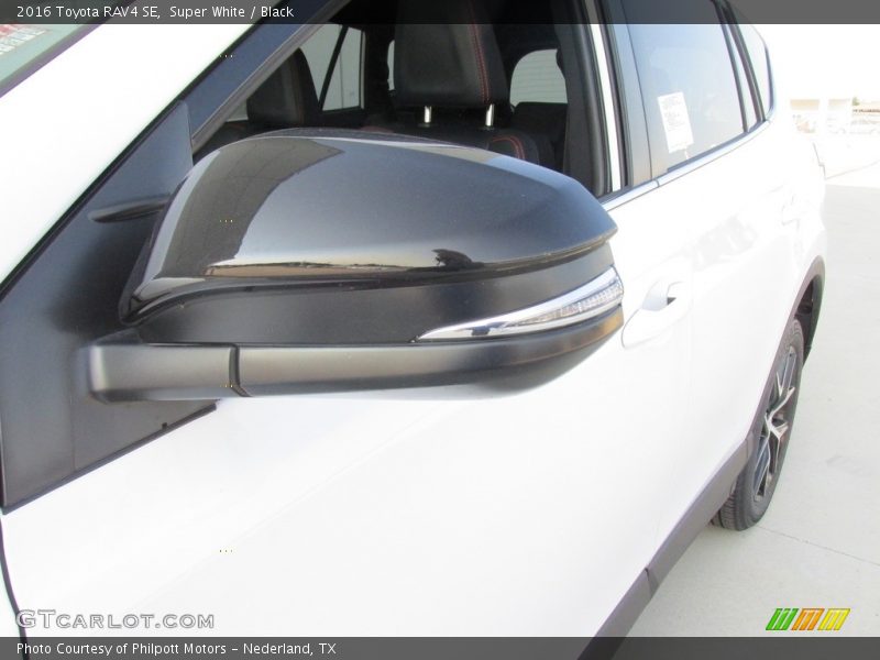 Super White / Black 2016 Toyota RAV4 SE
