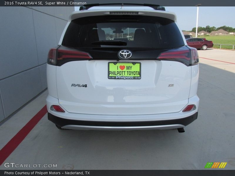Super White / Cinnamon 2016 Toyota RAV4 SE