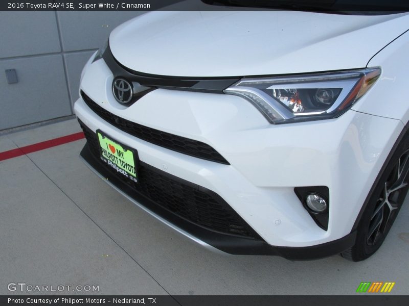 Super White / Cinnamon 2016 Toyota RAV4 SE