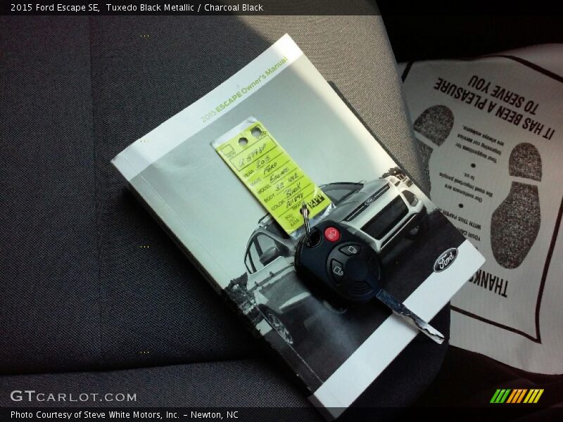 Tuxedo Black Metallic / Charcoal Black 2015 Ford Escape SE