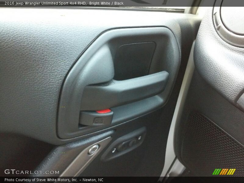 Bright White / Black 2016 Jeep Wrangler Unlimited Sport 4x4 RHD