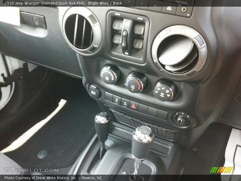 Bright White / Black 2016 Jeep Wrangler Unlimited Sport 4x4 RHD
