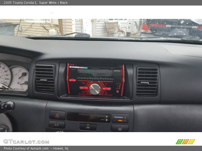 Super White / Black 2005 Toyota Corolla S