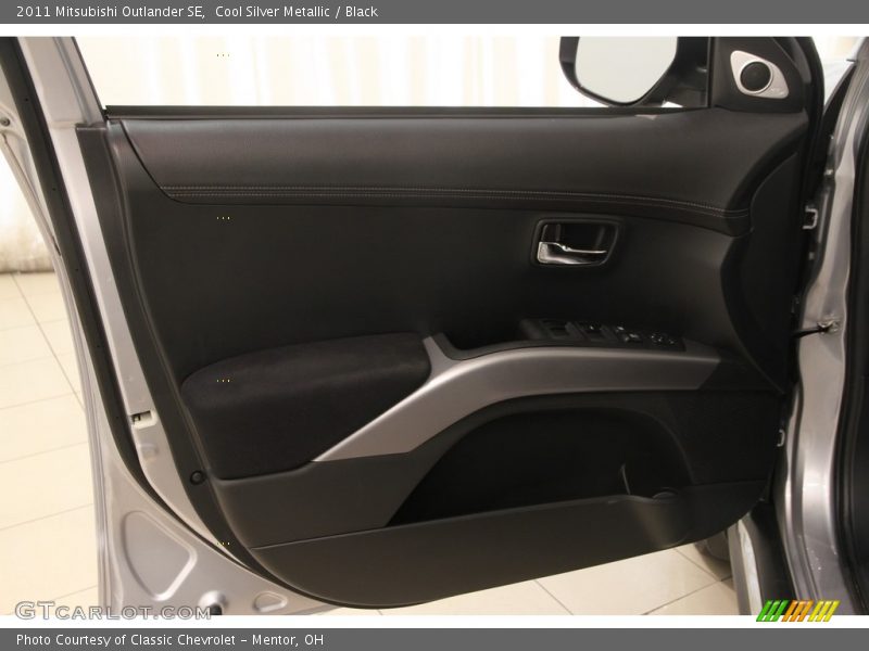 Cool Silver Metallic / Black 2011 Mitsubishi Outlander SE