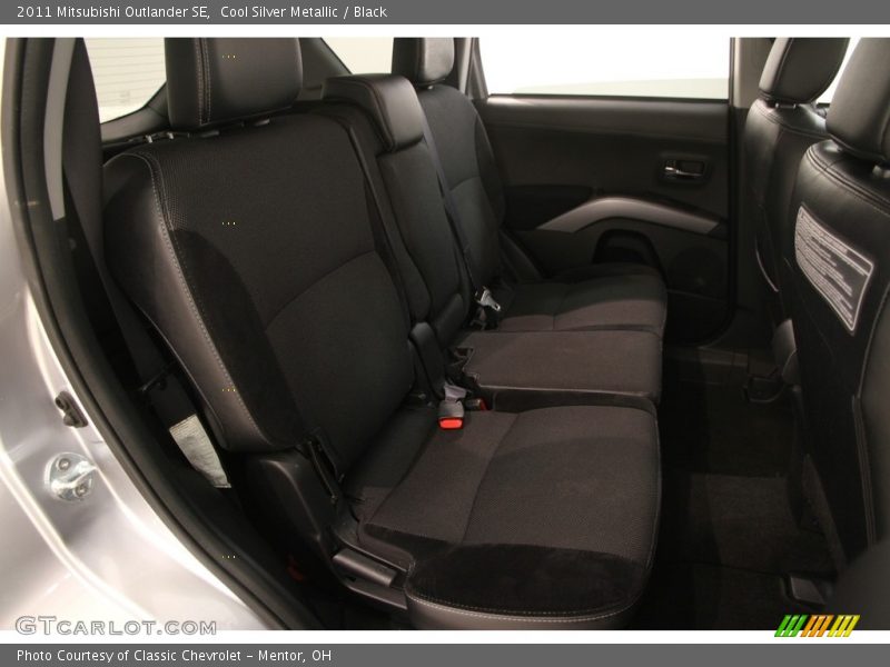 Cool Silver Metallic / Black 2011 Mitsubishi Outlander SE