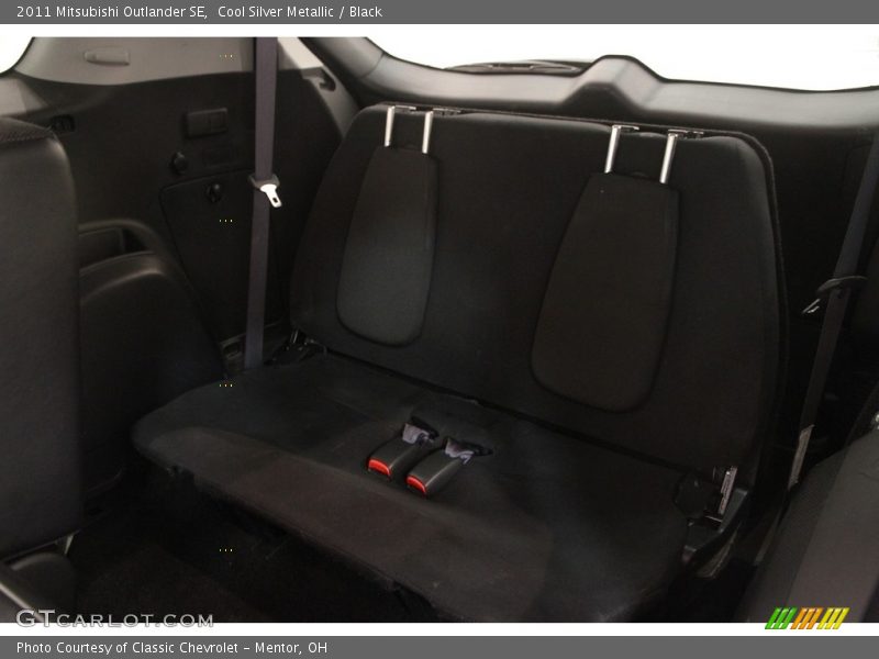 Cool Silver Metallic / Black 2011 Mitsubishi Outlander SE